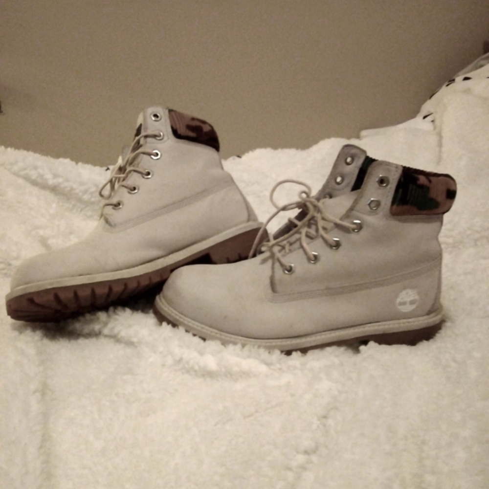 Grey/camoTimberland Boots size 6 worn just a few times can be like new wiped off
